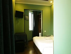Salut Hotel客房内的一张或多张床位