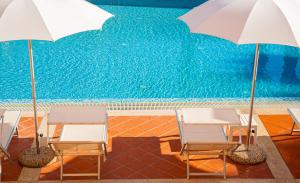 Bazén v ubytování Hotel Punta Nord Est nebo v jeho okolí