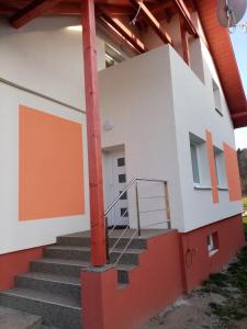 una casa con escaleras que conducen a la puerta principal en Ivachnová 84, en Ivachnová