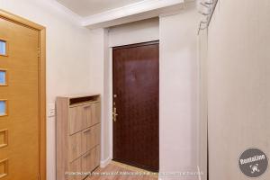 モスクワにあるАпартаменты на Академическойのクローゼット付きの部屋の茶色のドア
