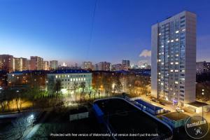 モスクワにあるАпартаменты на Академическойの高層ビルのある夜の街並み