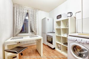 モスクワにあるАпартаменты на Академическойの白いランドリールーム(洗濯機、乾燥機付)