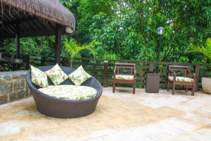 a wicker chair sitting on top of a patio at Casa Pedra Bonita in Rio de Janeiro