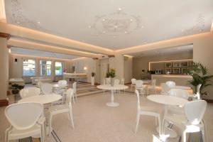 Residence Hotel Alba Palace tesisinde bir restoran veya yemek mekanı