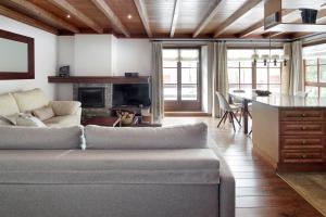 sala de estar con sofá y mesa en Val de Ruda 64 by FeelFree Rentals, en Naut Aran (Alto Arán)