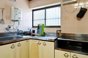 Kuchyň nebo kuchyňský kout v ubytování Yuzan apartment Sanjo