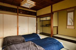 Postel nebo postele na pokoji v ubytování Yuzan apartment Sanjo