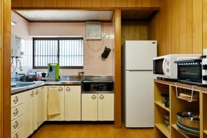 Kuchyň nebo kuchyňský kout v ubytování Yuzan apartment Sanjo