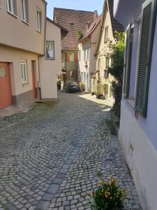 una strada di ciottoli in una città con case di Megi a Esslingen