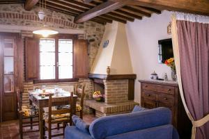 uma sala de estar com uma mesa e uma lareira em Villetta Armaiolo em Rapolano Terme