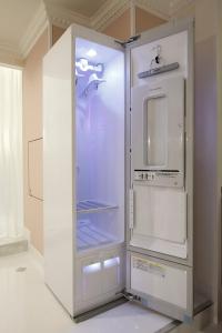 um frigorífico branco com a porta aberta num quarto em HOTEL Birthday 楠店 em Toyoyama