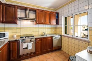 A kitchen or kitchenette at Casa Pedrinho (Terraços de Benagil 41)