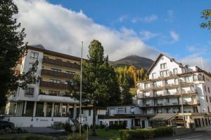 un gran edificio con una montaña en el fondo en Davos, Residenz Meierhof, Chasa Hubertus, en Davos