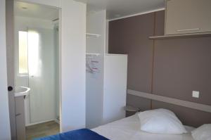 Ένα ή περισσότερα κρεβάτια σε δωμάτιο στο Camping Les Trois Chateaux