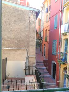 Maison de Ville typique Mentonnaise tesisinde bir balkon veya teras