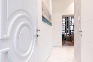 une porte menant à une chambre aux murs blancs. dans l'établissement ZEUS Design Apartments, à Vienne