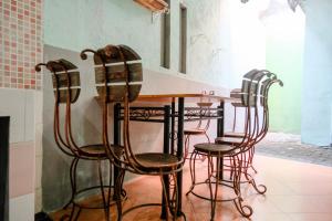un tavolo e quattro sedie in una stanza di OYO 2046 Villa Hardi a Batu