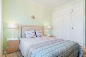 a bedroom with a large bed and two lamps at Metropolitan Gaia-Porto in Vila Nova de Gaia
