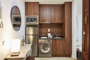 - une cuisine avec lave-linge et sèche-linge dans la chambre dans l'établissement LEEWAYS APARTMENT XXV in GRAN VÍA, à Madrid