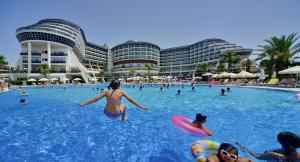 Bazén v ubytování Seaden Sea Planet Resort & Spa nebo v jeho okolí