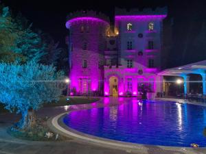 Bazén v ubytování Castle Konti nebo v jeho okolí