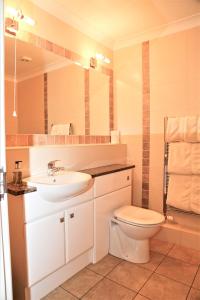 格里姆斯比的住宿－米爾菲爾德斯酒店，一间带水槽、卫生间和镜子的浴室