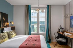Ένα ή περισσότερα κρεβάτια σε δωμάτιο στο Lyric Hotel Paris Opera