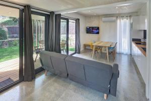 una sala de estar con un sofá y una mesa en Camping Globo Barcelona, en Canet de Mar