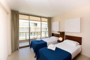 une chambre d'hôtel avec deux lits et une fenêtre dans l'établissement Salgados, Relax & Fun for family, à Guia 19 autres photos