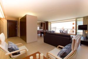 un salon avec un canapé et une table dans l'établissement Salgados, Relax & Fun for family, à Guia