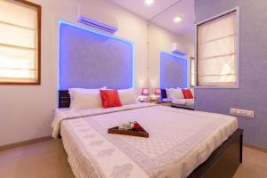 מיטה או מיטות בחדר ב-StayVista's Serene Nook - Pet-Friendly Villa with Jacuzzi & Terrace