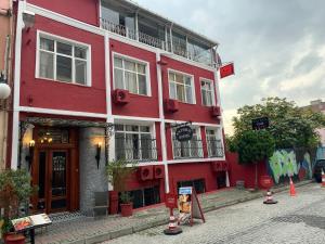 een rood gebouw aan de straatkant bij Antique Hostel in Istanbul