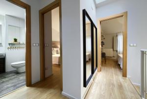 przedpokój z toaletą oraz łazienka z sypialnią w obiekcie La Casa Gris w mieście Tudela