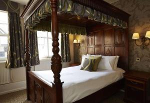 Ένα ή περισσότερα κρεβάτια σε δωμάτιο στο Ye Olde Talbot Hotel by Greene King Inns