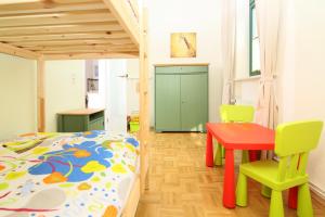um quarto com uma cama, uma mesa e cadeiras em Kaitzbach-Idylle em Dresden