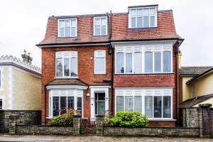 Spacious split level flat in great location