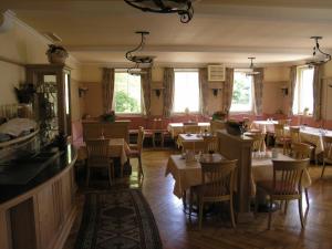 a restaurant with tables and chairs in a room at Bed & Breakfast Bulligan in Lindau