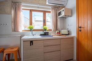 Kuchyň nebo kuchyňský kout v ubytování Moona Hostal Altea