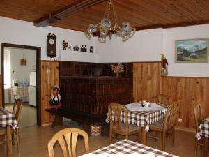 une salle à manger avec une table et une cheminée dans l'établissement Accommodation Resman, à Bohinj