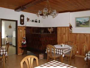 ein Esszimmer mit einem Tisch und einem Kamin in der Unterkunft Accommodation Resman in Bohinj