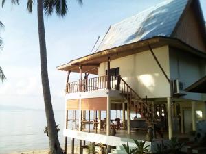 a house on the beach with a view of the ocean at Phangan Island in Ban Tai