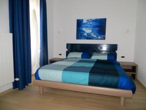 una camera da letto con letto e tende blu di Agriturismo G.GARTROZ a Gorizia