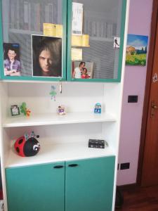 a room with a desk with a mirror and a shelf at Le stanze di Linda in Coppito