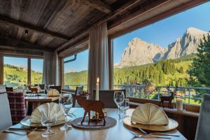 Saltria - your Alpine experience tesisinde bir restoran veya yemek mekanı