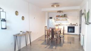 Una cocina y un comedor con mesa y sillas. en Bariloche Apart, en San Carlos de Bariloche 6 fotos más