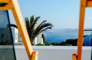 balkon z widokiem na ocean w obiekcie Agnandi Cielo w mieście Tourlos