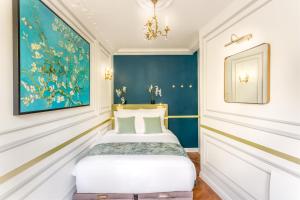 een slaapkamer met een bed en een schilderij aan de muur bij Luxury 2 Bedroom With Balcony - Louvre & Notre Dame in Parijs
