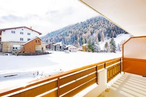 a balcony with a view of a snow covered mountain at Haus Boccalino in Saas-Grund