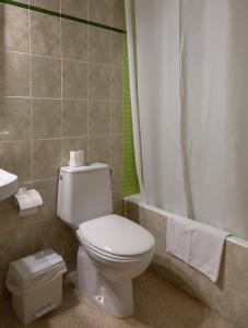 マオーにあるEurohotelのバスルーム(白いトイレ、シャワー付)