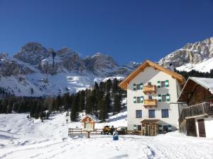 Rifugio Stella Alpina Spiz Piaz per escursionisti v zimě